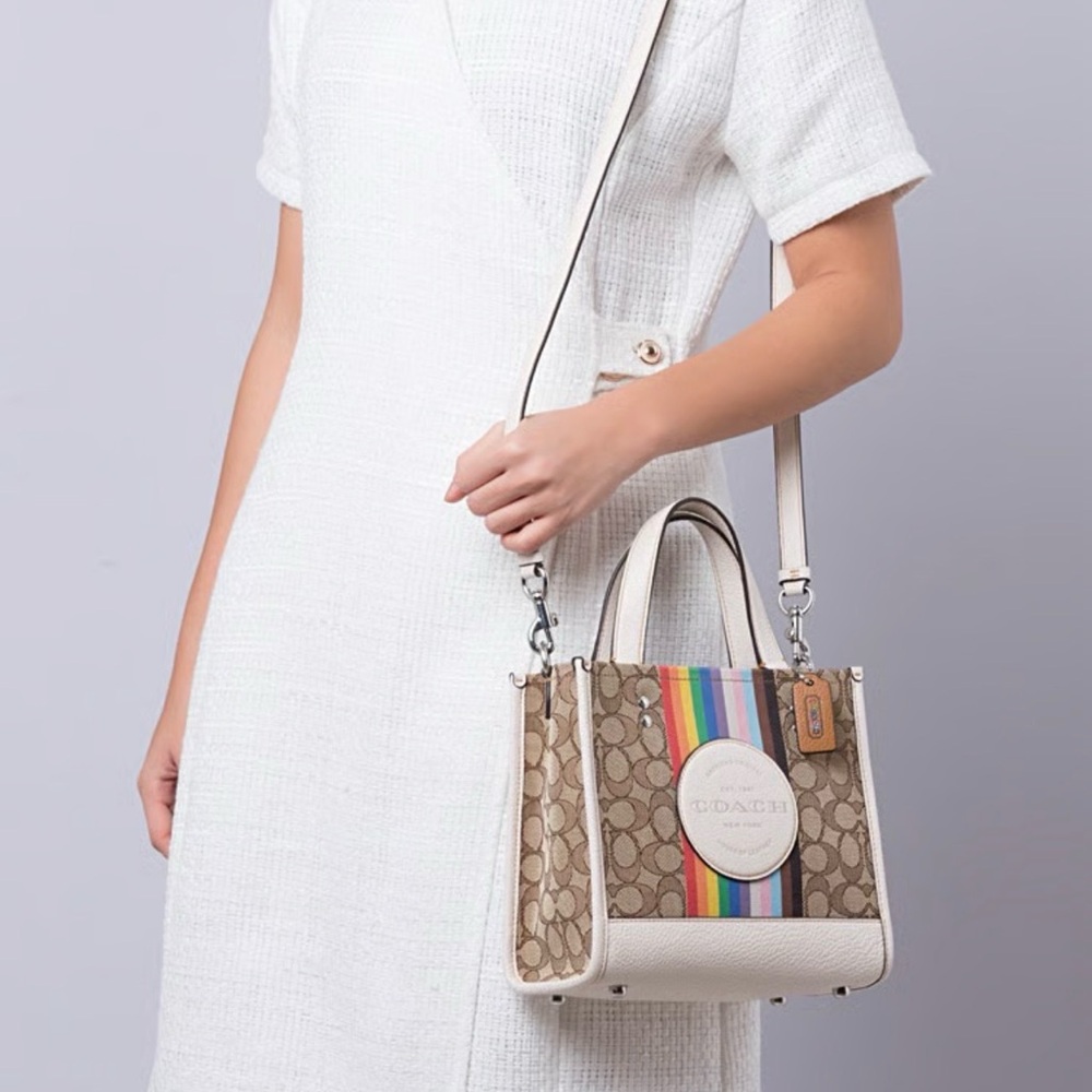 LIke New!!! COACH Dempsey Tote 22 in signature Jacquard